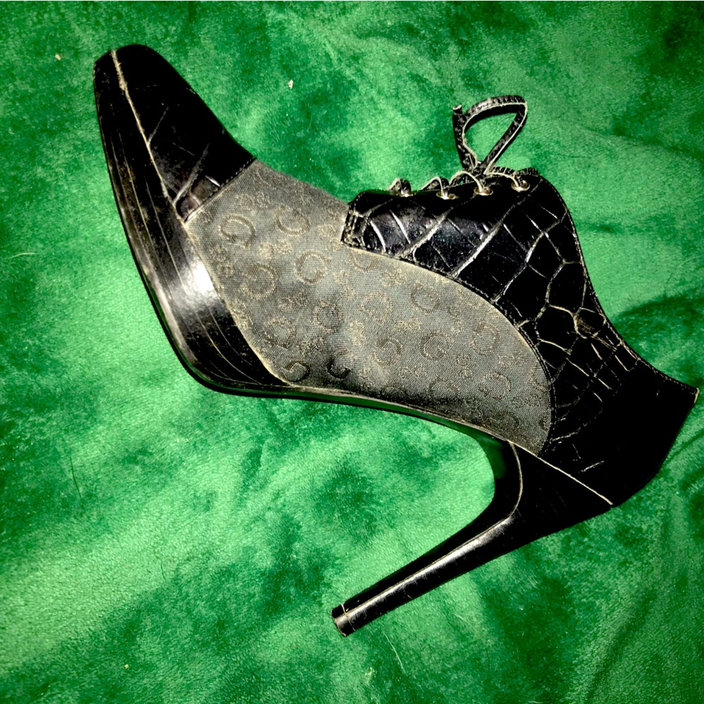 Super awesome Guess tie up high heels 🌺